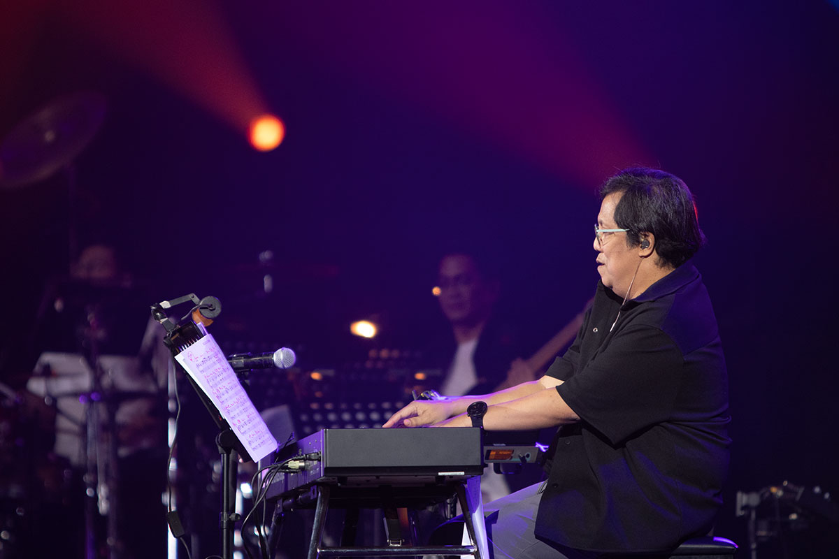 Erwin Gutawa mempersembahkan penghormatan kepada legenda jazz Indonesia bersama Rafi Sudirman, Ardhito Pramono, dan Rahmania Astrini di panggung BNI Java Jazz Festival 2024.