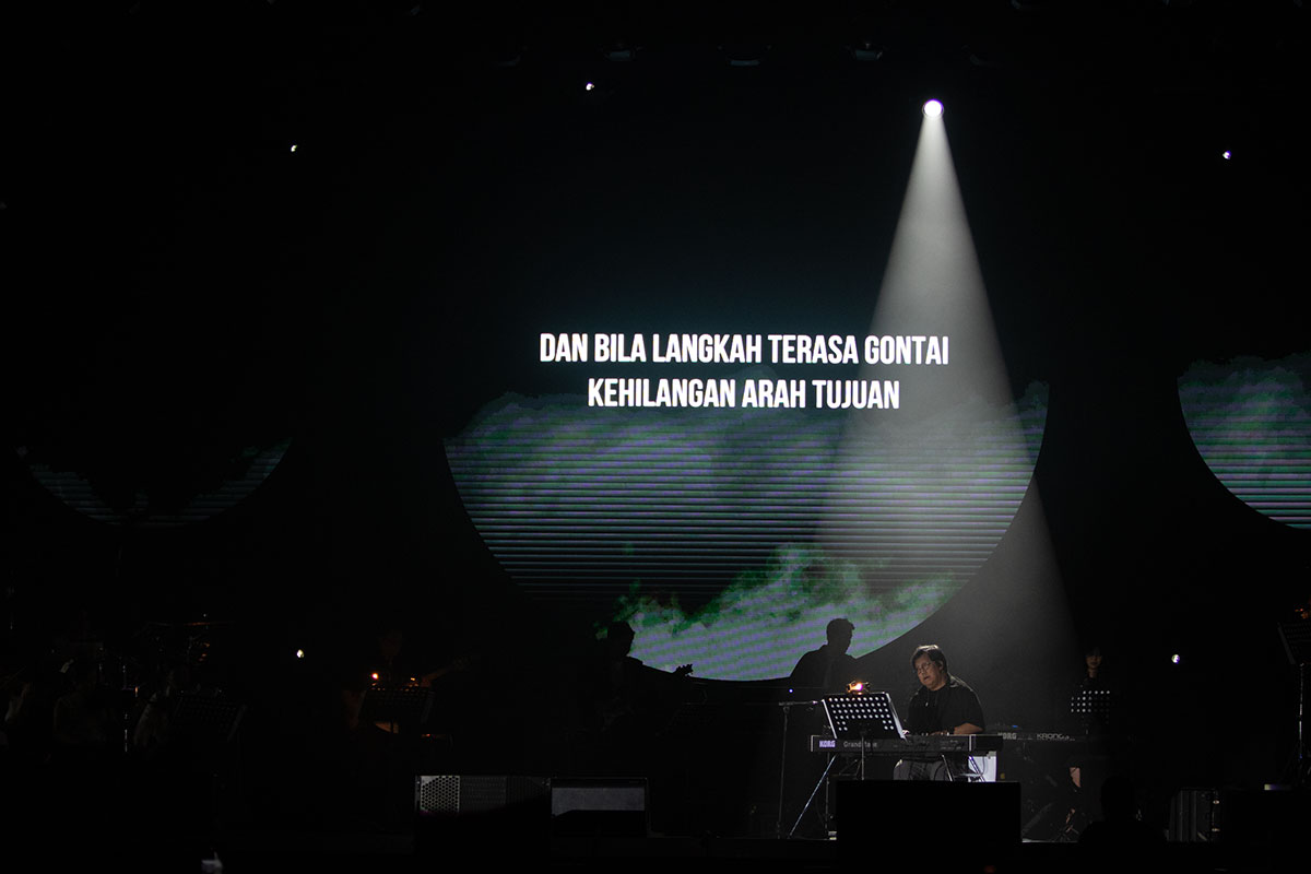 Erwin Gutawa mempersembahkan penghormatan kepada legenda jazz Indonesia bersama Rafi Sudirman, Ardhito Pramono, dan Rahmania Astrini di panggung BNI Java Jazz Festival 2024.