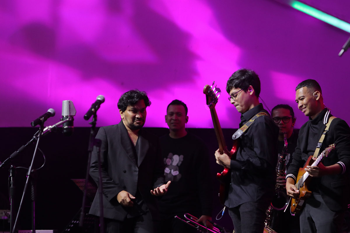 Tompi tampil pada konser BNI Java Jazz Festival 2024 di Teh Botol Sosro Hall, JIExpo Kemayoran, Jakarta, Minggu (26/5/2024)