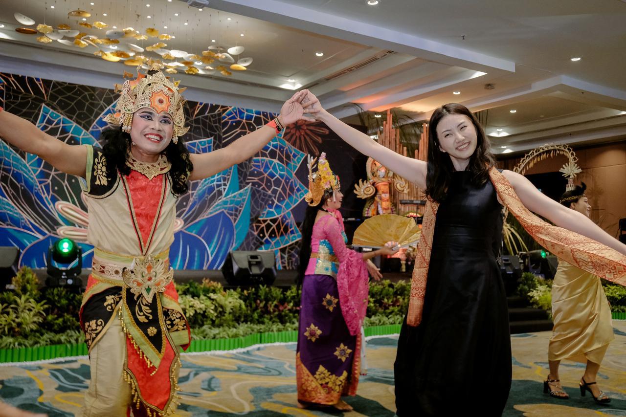 peserta gala dinner juga disambut dengan tarian joget pong dan janger