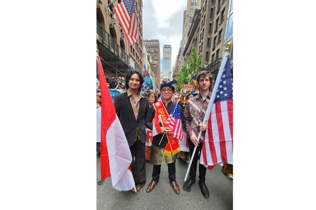 Dari kiri ke kanan: Peserta pembawa bendera Parade Veskananda (kiri), Herbhayu A Noerlambang Konsul Protkons KJRI New York (tengah), Cotter Phinney (kanan) Courtesy: @ipnyc