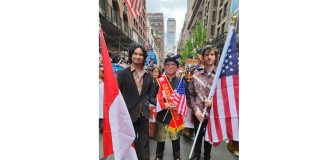 Dari kiri ke kanan: Peserta pembawa bendera Parade Veskananda (kiri), Herbhayu A Noerlambang Konsul Protkons KJRI New York (tengah), Cotter Phinney (kanan) Courtesy: @ipnyc