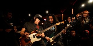 Aksi Gitar Eet Sjahranie bersama Bassist Teysar Azari Xaverius