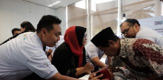 eko nugroho manager dana mustadhafin dan kenny priyani, deputy egm of finance &human resources  angkasa pura ii melongok pelaksanaan khitan masal