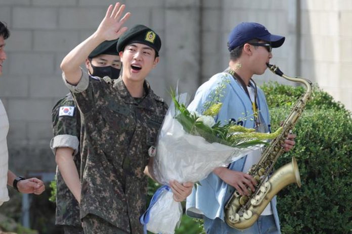 RM BTS memainkan Sax saat menjemput Jin Bebas tugas dari militer