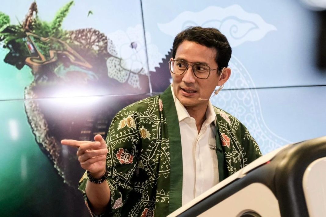 sandiaga salahuddin uno dalam the weekly brief with sandi uno