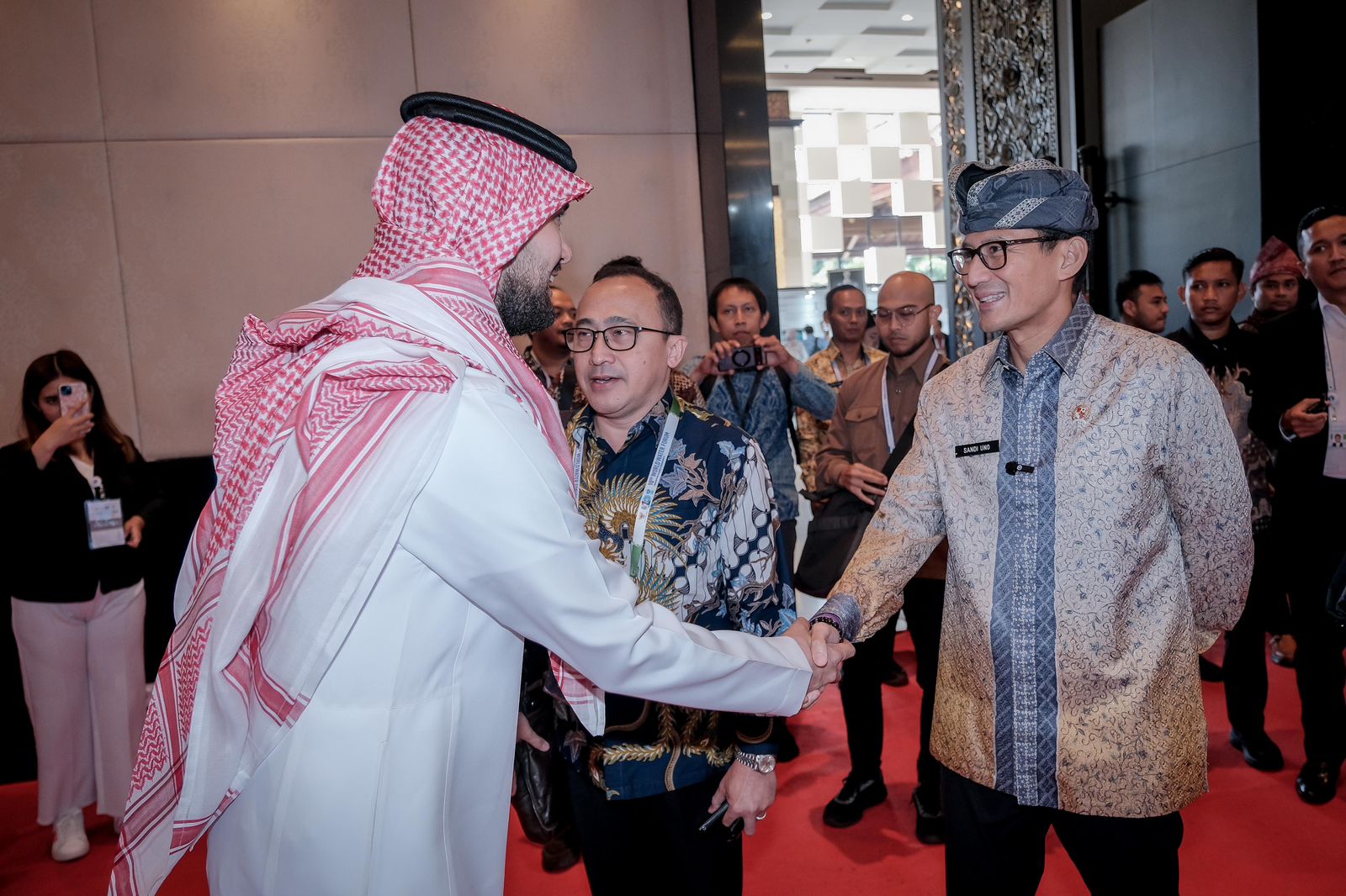 Sandiaga Menyalami delagasi yang hadir di WWF 2024