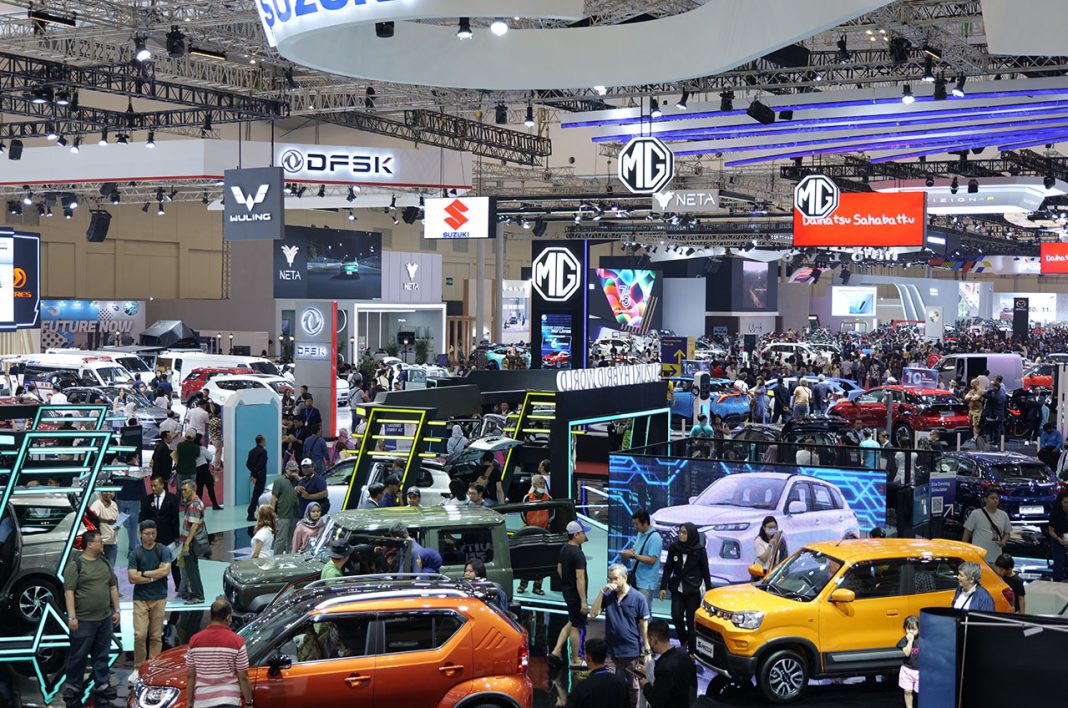 Pameran otomotif GAIKINDO Indonesia International Auto Show (GIIAS) 2024 menyajikan inovasi dan teknologi terbaru. Simak tips penting sebelum berkunjung, mulai dari tiket, parkir, hingga fasilitas shuttle bus gratis