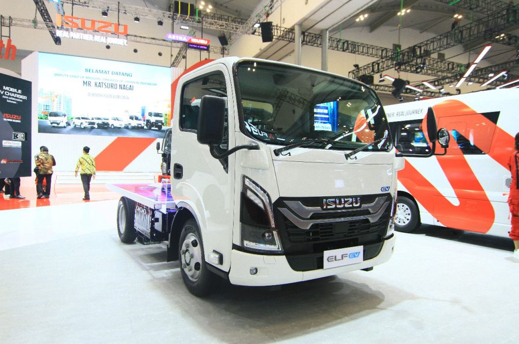 Isuzu ELF EV prototype di Gaikindo Indonesia International Auto Show (GIIAS) 2024, mendukung program kendaraan listrik pemerintah Indonesia