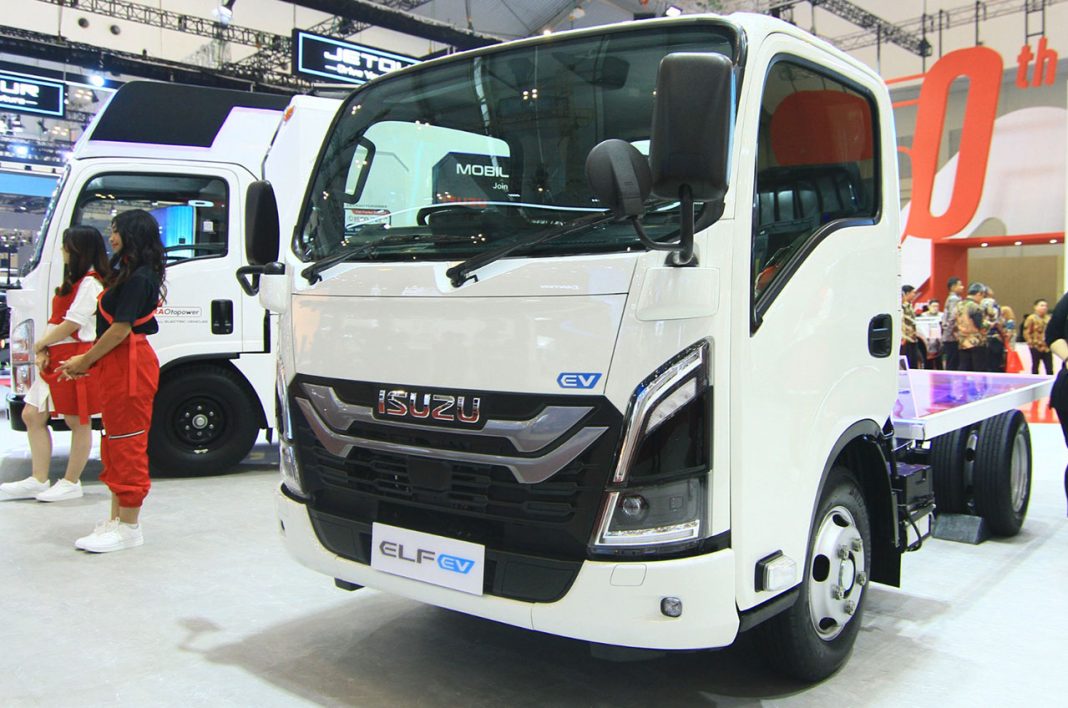 Isuzu ELF EV prototype di Gaikindo Indonesia International Auto Show (GIIAS) 2024, mendukung program kendaraan listrik pemerintah Indonesia