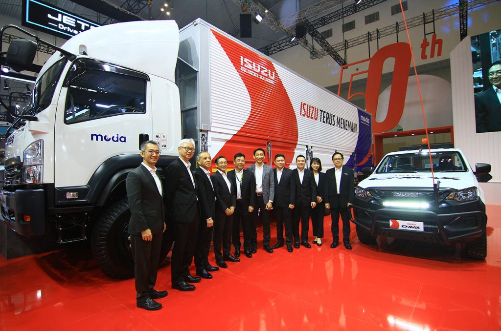 (ki-ka) Anton Rusli CEO PT Astra Internasional Tbk - Isuzu Sales Operation, Hiroyuki Sugita Director Finance, Purchasing, and Business Support IAMI, Yoshihito Yamaoka Director of Engineering and Production IAMI, Masayasu Hideshima Vice President Director IAMI, Yutaka Okayama Vice President Director PT Mobilitas Digital Indonesia (MODA), Andy Dwi Zatmoko Operation Director MODA, Yusak Kristian President Director IAMI, Yohanes Pratama Director of Business Solution IAMI, Kyouko Hikima Director of Business Directorate IAMI, Rodko Purba Direktur Engineering and Production IAMI