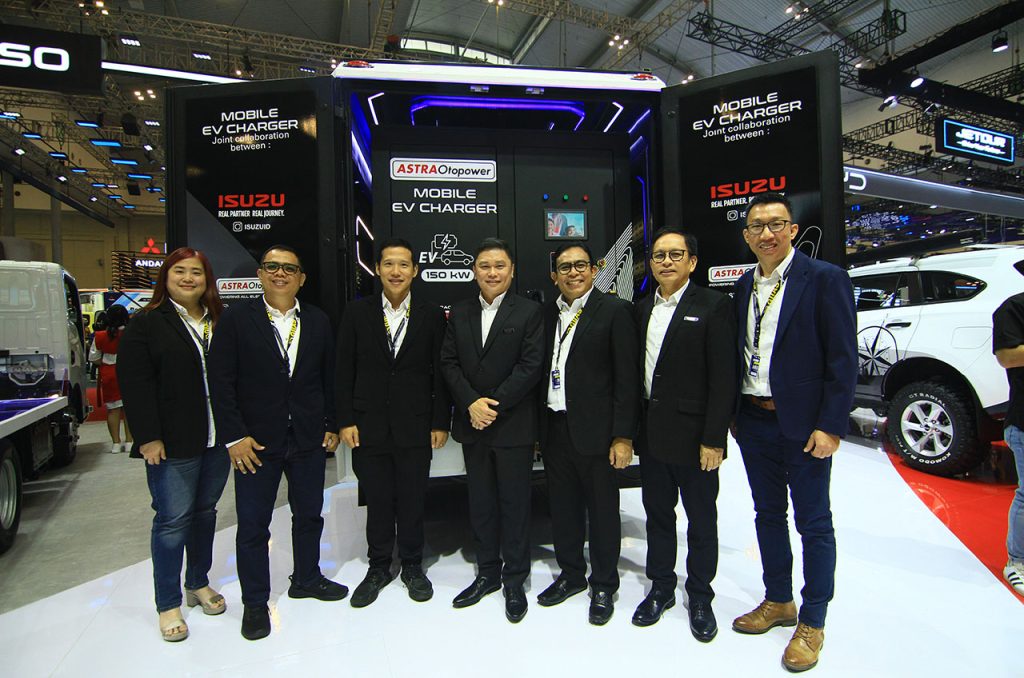 (ki-ka) Inggrid Iskandar Factory Brand & Industrial Parts Division Head Astra Otoparts (AOP), Indra Nugraha Chief Executive Marketing AOP, Albertus Whitney Direktur CV Delima Mandiri, Yusak Kristian President Director IAMI, Martogi Siahaan Director of AOP, Rodko Purba Director Engineering and Production IAMI, dan Ronny Chandra Direktur PT. Ardendi Jaya Sentosa