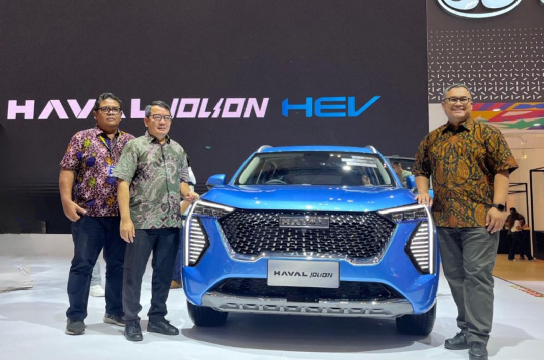 [kiri kanan] putra samiaji constantinus herlijoso hari arifianto bersama gwm haval jolion hev