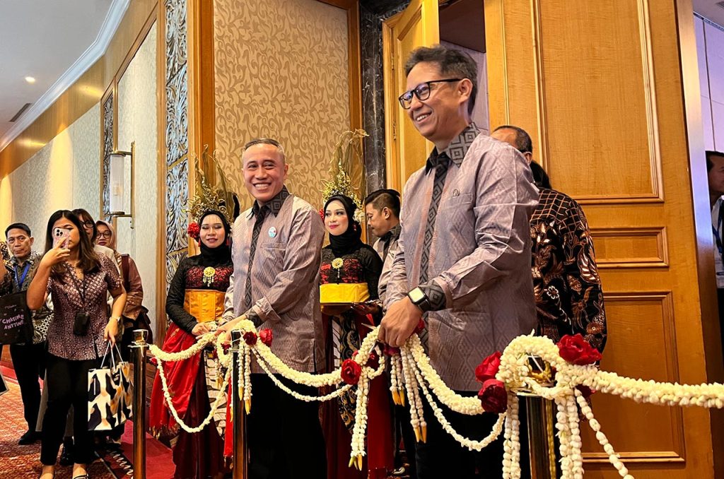 pembukaan seminar nasional xi dan healthcare expo ix