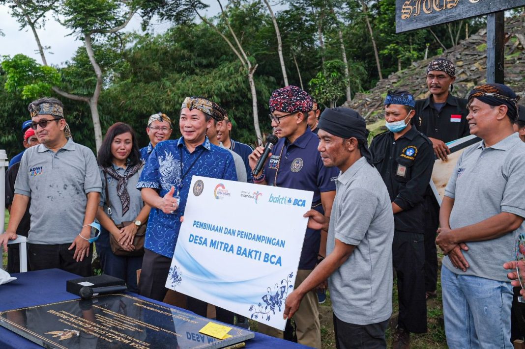 sandiaga unoo di tenga acara pembinaan dan pendampingan desa