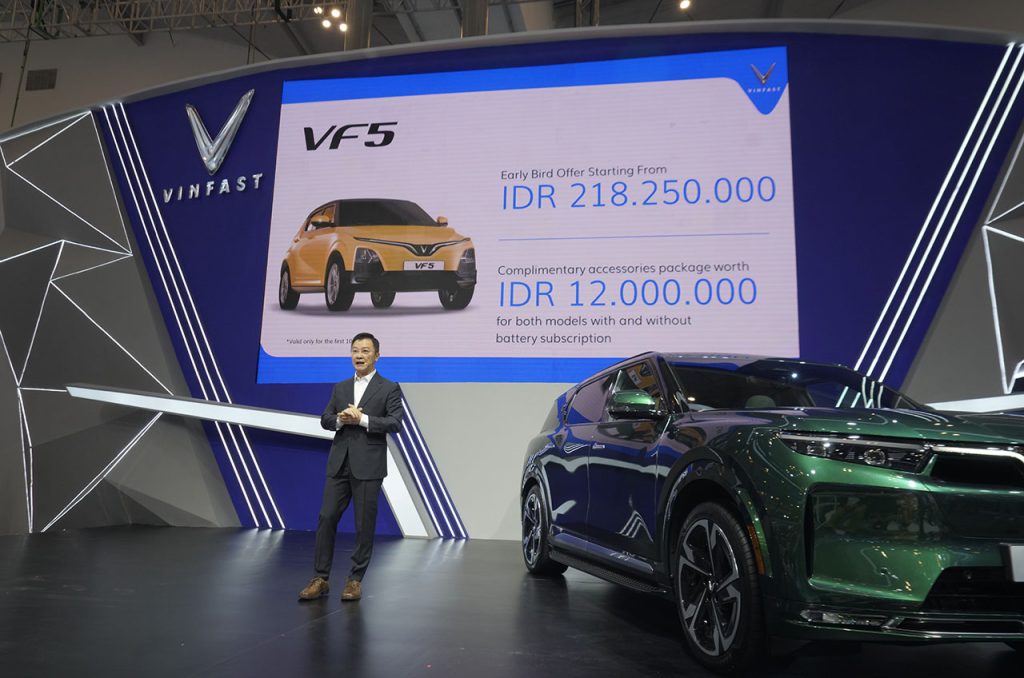 VinFast menawarkan harga spesial untuk SUV listrik VF e34 dan VF 5 di GIIAS 2024, memberikan kesempatan kepada pelanggan untuk mendapatkan kendaraan listrik berkualitas dengan penawaran menarik dan test drive eksklusif