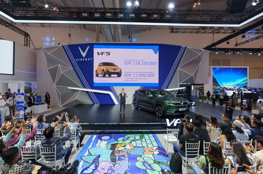 VinFast menawarkan harga spesial untuk SUV listrik VF e34 dan VF 5 di GIIAS 2024, memberikan kesempatan kepada pelanggan untuk mendapatkan kendaraan listrik berkualitas dengan penawaran menarik dan test drive eksklusif