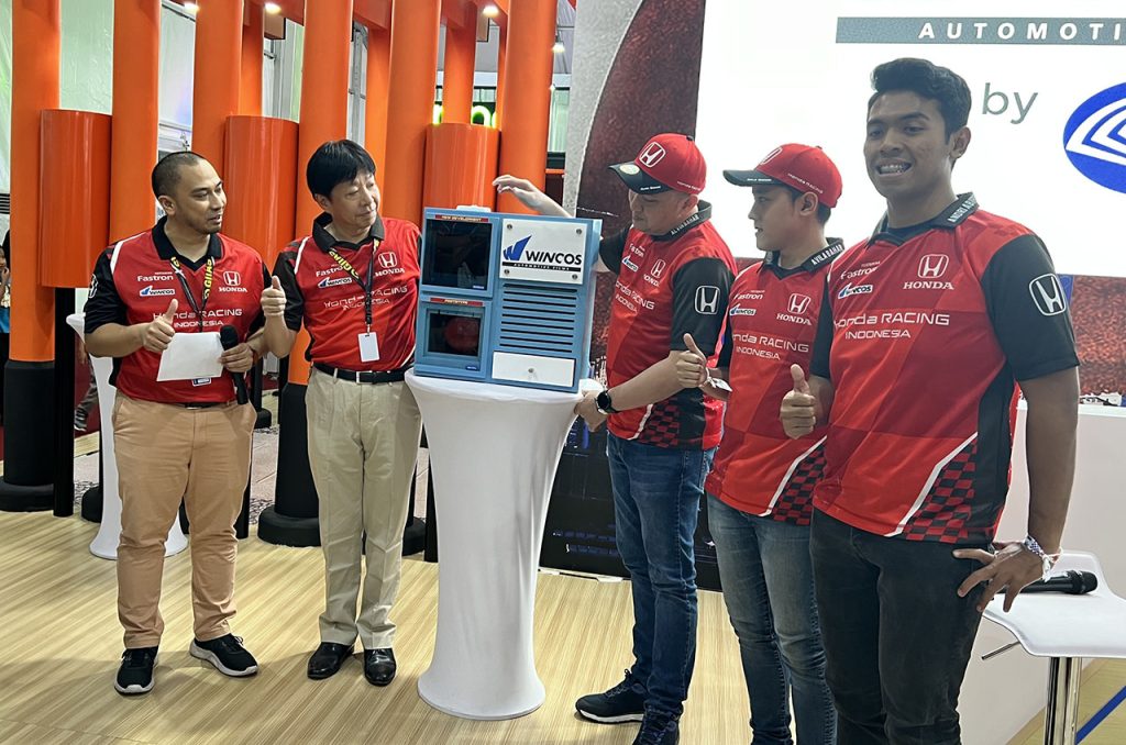 Wincos meluncurkan produk kaca film terbaru 30G IR99 Cut dan High Clarity di GIIAS 2024, disertai talkshow bersama Honda Racing Indonesia yang membahas pentingnya kaca film dalam balapan