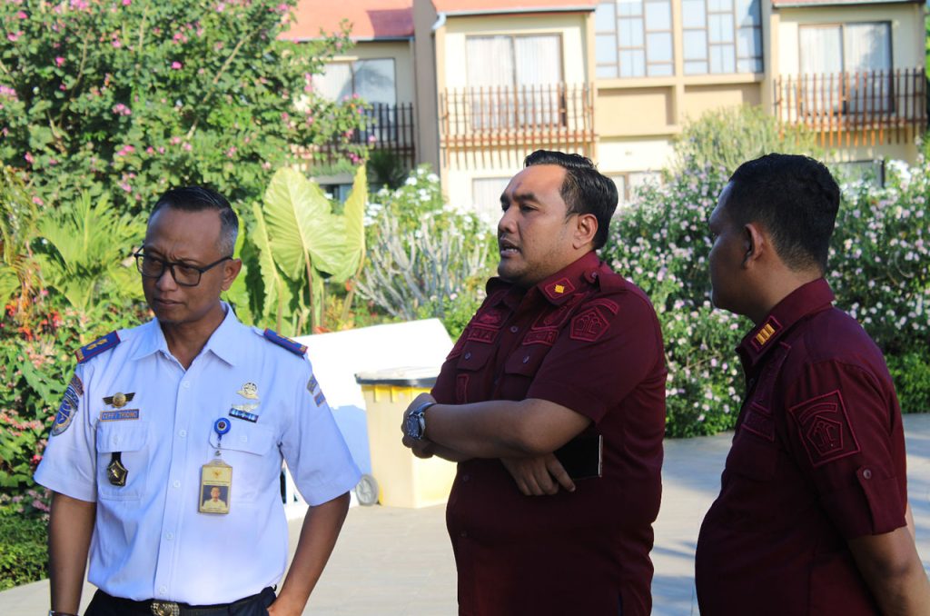 Kantor Imigrasi Kelas II TPI Labuan Bajo mulai melakukan pemeriksaan keimigrasian, yang didominasi oleh penerbangan jet pribadi.