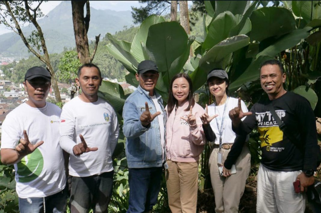 Bank Maspion bersama BumiBaik dan KTH Hijau Lestari melakukan penanaman 100 pohon di Desa Sumberejo, Batu, Malang, sebagai bagian dari komitmen untuk melestarikan lingkungan dan mengurangi emisi karbon.