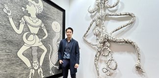 General Manager G3N Project, Andry Permadi berpose di depan karya ikonik I Gusti Ayu Kadek Murniasih di booth G3N Project