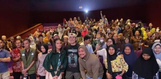 para pemain kang mak from pee mak nonton bareng but bersama para lansia di sebuah mall