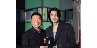 suga bts memegang galaxy fold 5 pertama bersama roh tae moon, presiden samsung electronics, di galaxy unpacked