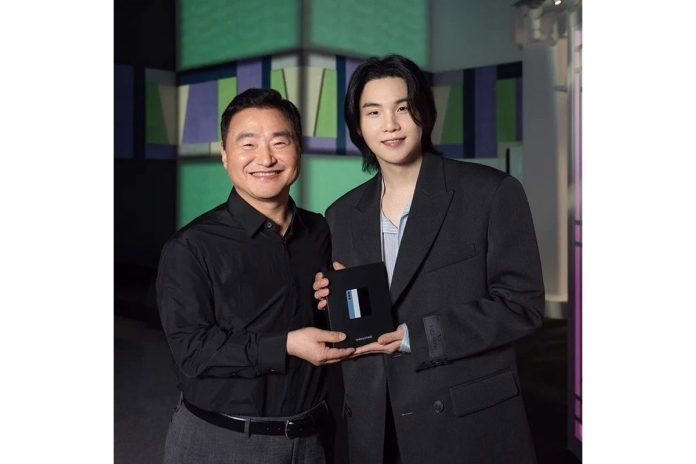 suga bts memegang galaxy fold 5 pertama bersama roh tae moon, presiden samsung electronics, di galaxy unpacked