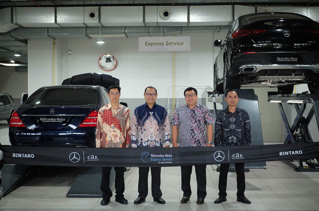 Kiri-Kanan_ Suwanta - Workshop Manager PT Cakrawala Automotif Rabhasa Bintaro, Balian Prentolaharso - IIDI, Andi Salim - General Manager PT Cakrawala Automotif Rabhasa, Novan Ardana - IIDI saat meresmikan layanan Express Service untuk pelan