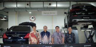 Kiri-Kanan_ Suwanta - Workshop Manager PT Cakrawala Automotif Rabhasa Bintaro, Balian Prentolaharso - IIDI, Andi Salim - General Manager PT Cakrawala Automotif Rabhasa, Novan Ardana - IIDI saat meresmikan layanan Express Service untuk pelan