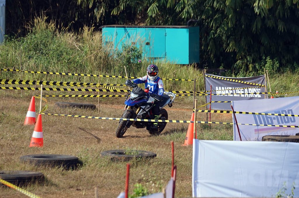 Peserta beraksi di lintasan off-road yang menantang dalam BMW Motorrad GS Race Indonesia 2024 di Pagedangan, BSD.