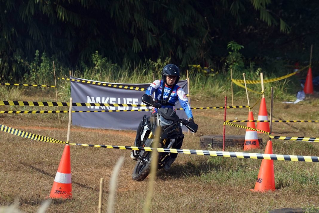 Peserta beraksi di lintasan off-road yang menantang dalam BMW Motorrad GS Race Indonesia 2024 di Pagedangan, BSD.