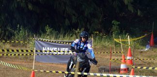 Peserta beraksi di lintasan off-road yang menantang dalam BMW Motorrad GS Race Indonesia 2024 di Pagedangan, BSD.