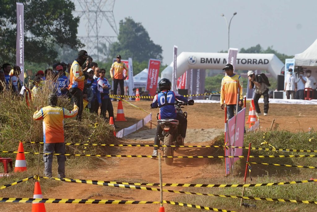 Peserta beraksi di lintasan off-road yang menantang dalam BMW Motorrad GS Race Indonesia 2024 di Pagedangan, BSD.