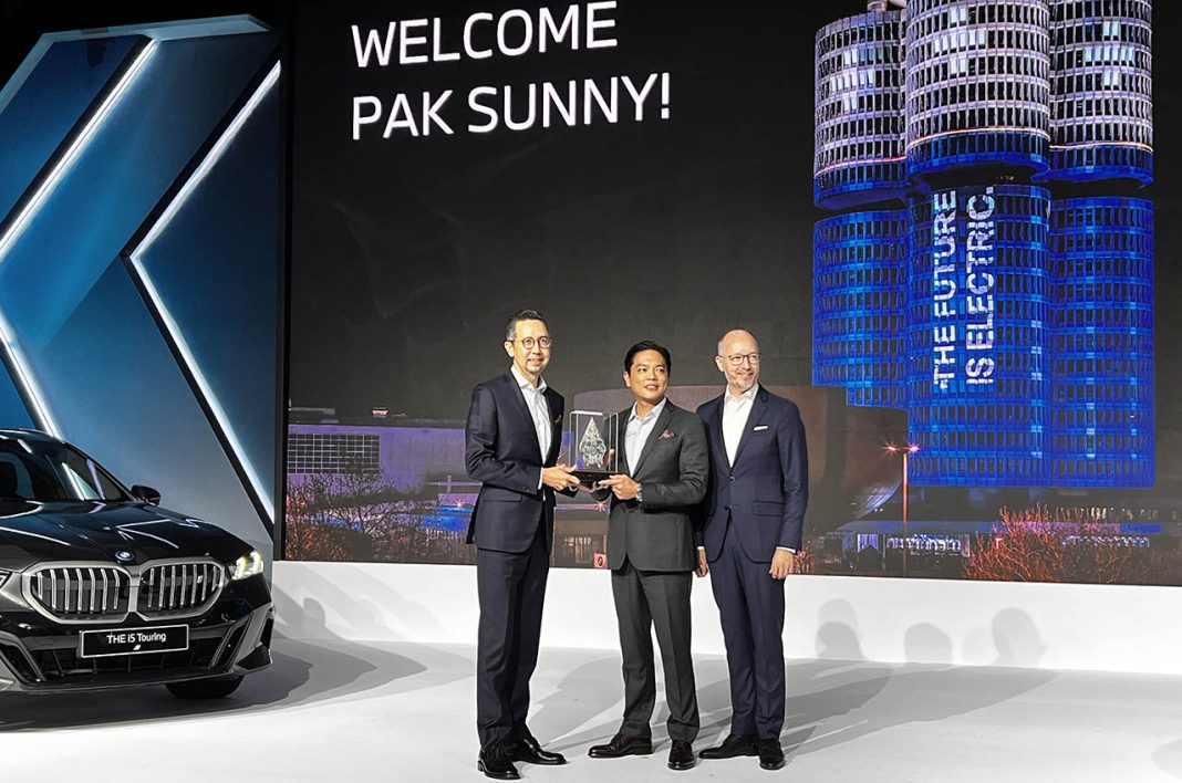 Ramesh Divyanathan (kanan) menyerahkan plakat penghargaan kepada Peter Medalla (Sunny) (tengah) sebagai simbol pergantian kepemimpinan BMW Group Indonesia, didampingi oleh Lars Nielsen (kiri), Managing Director BMW Group Asia, dalam acara serah terima yang berlangsung di Jakarta.