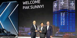 Ramesh Divyanathan (kanan) menyerahkan plakat penghargaan kepada Peter Medalla (Sunny) (tengah) sebagai simbol pergantian kepemimpinan BMW Group Indonesia, didampingi oleh Lars Nielsen (kiri), Managing Director BMW Group Asia, dalam acara serah terima yang berlangsung di Jakarta.