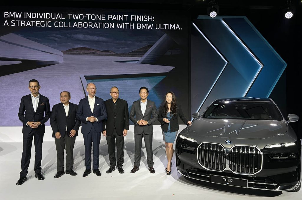 Para petinggi BMW Group, termasuk Lars Nielsen, Managing Director BMW Group Asia, dan Peter Medalla (Sunny), Presiden Direktur BMW Group Indonesia, berfoto di samping BMW i7 xDrive60 Gran Lusso dengan opsi BMW Individual Two-Tone Finish dalam acara peluncuran kendaraan listrik premium di Jakarta, 2024