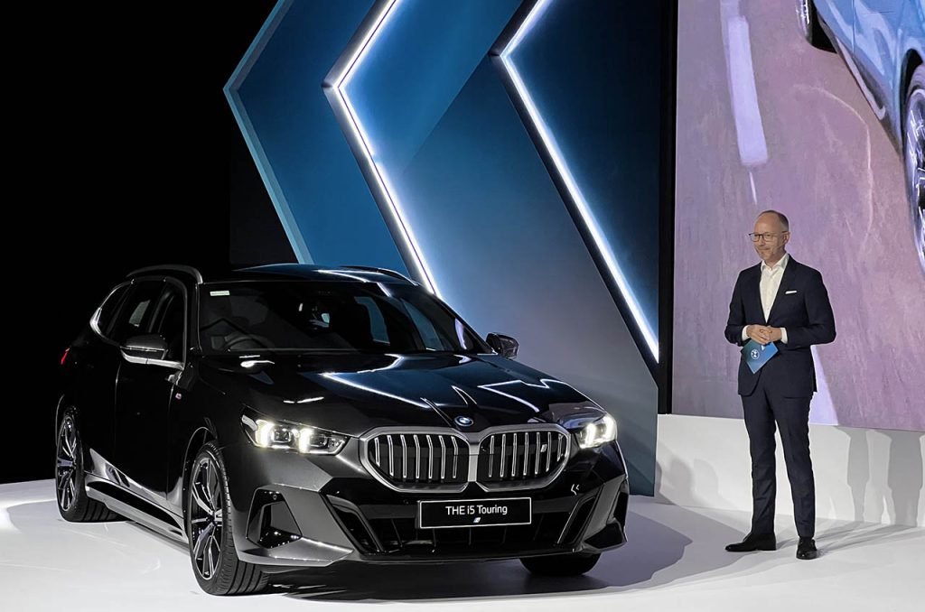 Lars Nielsen, Managing Director BMW Group Asia, berdiri di samping BMW i5 Touring yang baru diluncurkan, menyoroti inovasi kendaraan listrik terbaru dari BMW di acara peluncuran tahun 2024 di Jakarta