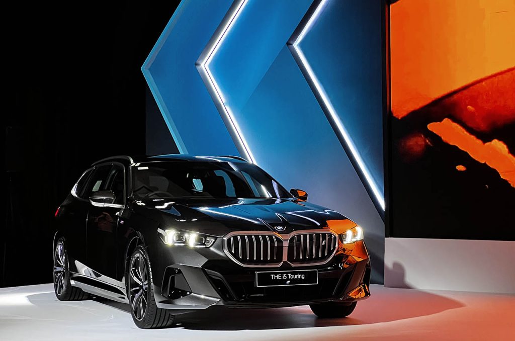 BMW i5 Touring, kendaraan listrik terbaru yang menggabungkan kenyamanan premium, desain elegan, dan teknologi mutakhir, resmi diluncurkan di Jakarta pada tahun 2024 sebagai bagian dari komitmen BMW terhadap mobilitas ramah lingkungan.