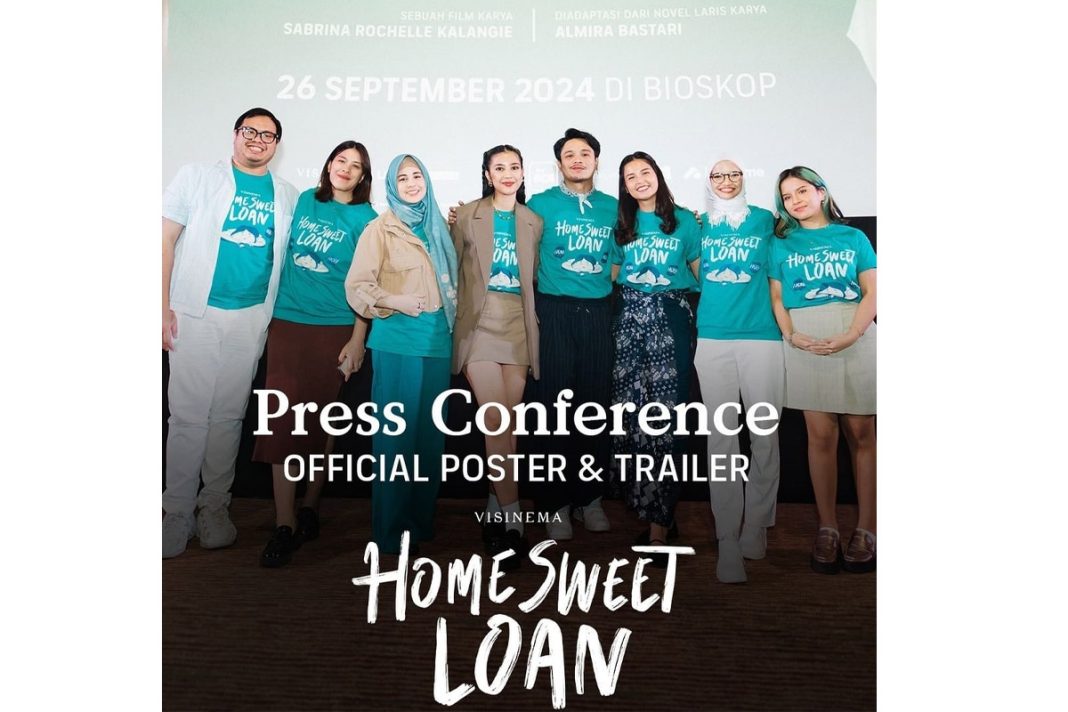 Idgitaf (paling kanan) di tengah para pemain film home sweet loan