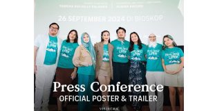 Idgitaf (paling kanan) di tengah para pemain film home sweet loan