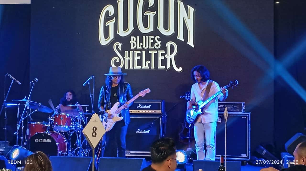 Gugun Blues Sheler di atas panggung