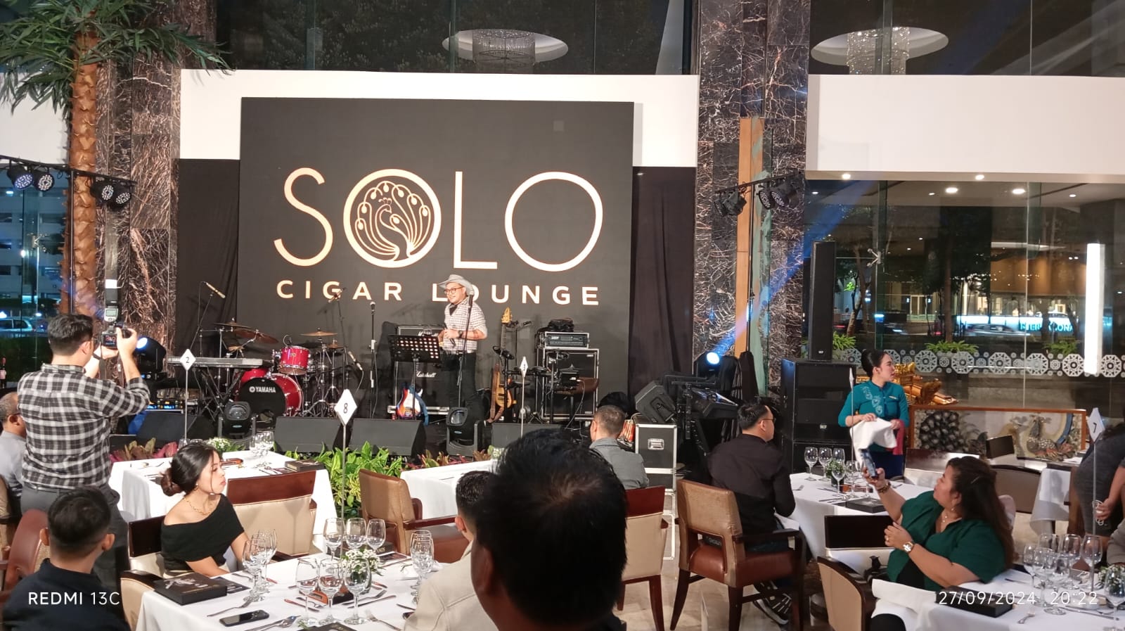  di Solo Cigar Lounge, pengunjung bisa mendengarkan live music mulai pukul 17.00 hingga 20.00 setiap harinya