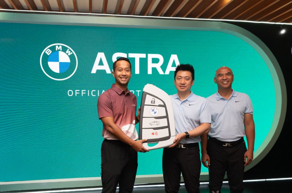 Chief Executive BMW Astra, Sanfrantis Tanu, menyerahkan secara simbolis 15 unit mobil BMW sebagai official cars kepada Corporate Banking 3 Division Head PT Bank Negara Indonesia (Persero) Tbk, Dipo Nugroho, di acara press conference BNI Indonesian Masters 2024.