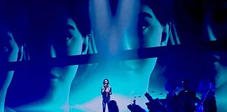 Penampilan hologram Nike Ardilla