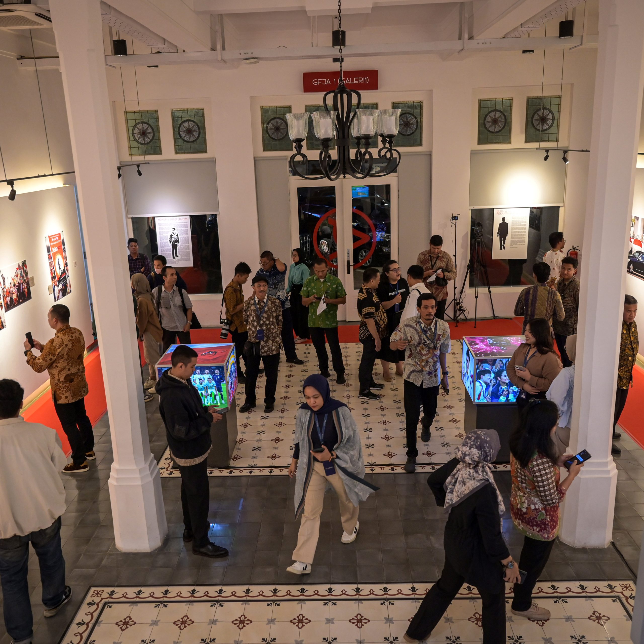 seorang pengunjung melihat karya foto yang ditampilkan saat peluncuran buku dan pameran foto legasi jokowi 2014 2024 di galeri foto jurnalistik antara, antara heritage center, jakarta, jumat (11/10/2024).