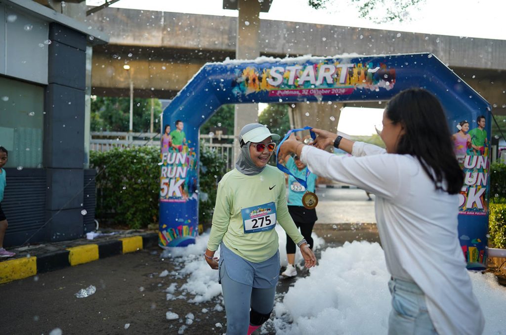 Salah Satu Peserta Fun Run 5K Menerima Medali yang diadakan di Sekitaran RSKB Columbia Asia Pulomas