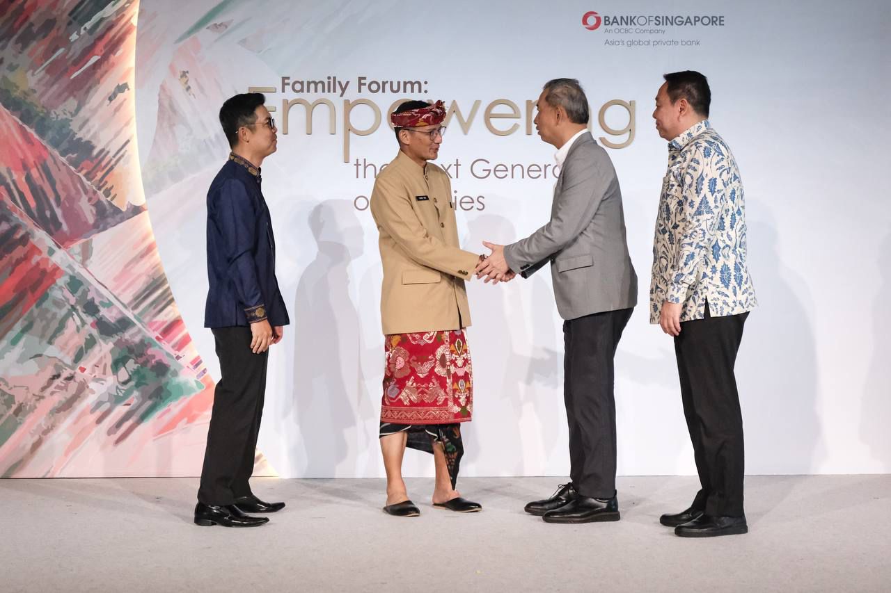 sandiaga memperkenalkan peluang investasi sektor pariwisata dan ekonomi kreatif (parekraf) di bali dalam forum bank of singapura.