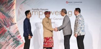 sandiaga memperkenalkan peluang investasi sektor pariwisata dan ekonomi kreatif (parekraf) di bali dalam forum bank of singapura.