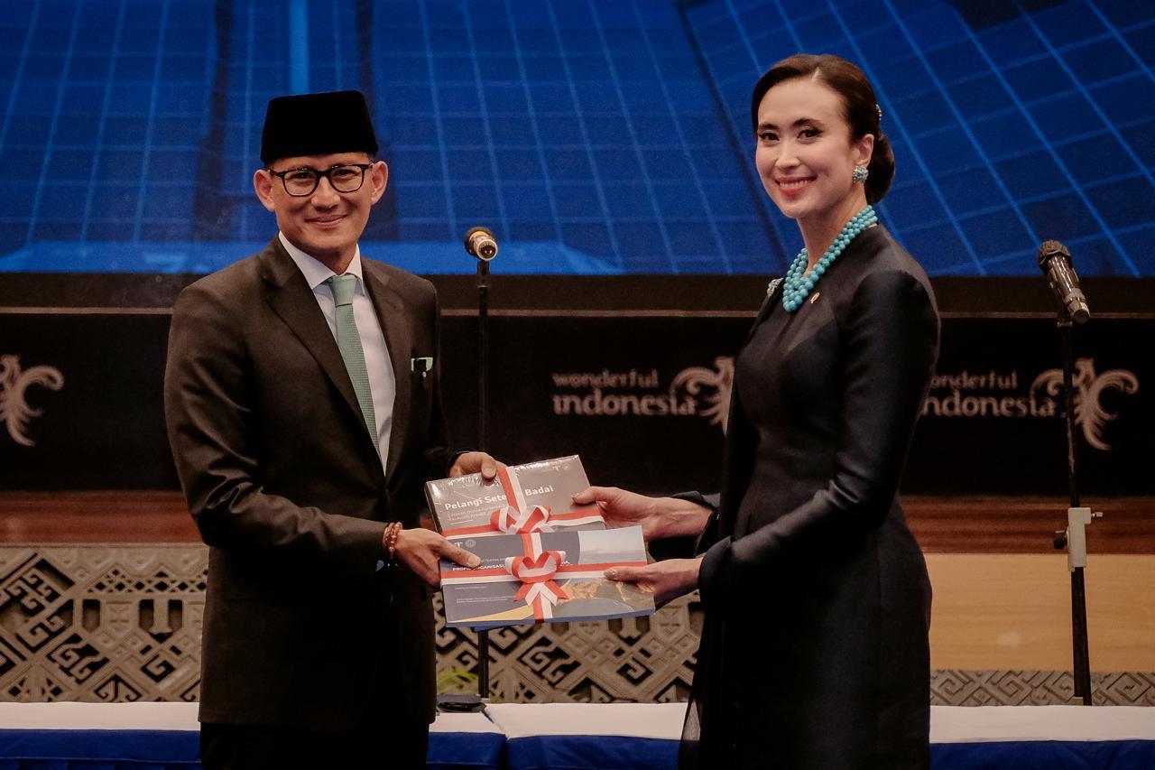 sandiaga uno dengan menteri pariwisata kabinet merah putih widiyanti putri wardhana